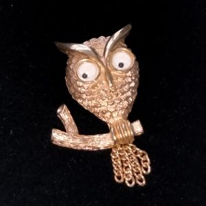 VINTAGE AVON GOLD Tone OWL WITH GOOGLY EYES & TASSEL TAIL PIN BROOCH
